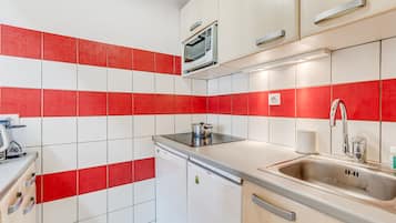 Fridge, oven, dishwasher, coffee/tea maker