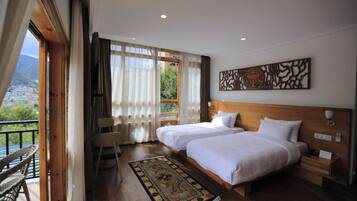 Habitación superior con 1 cama doble o 2 individuales, balcón, vistas a la montaña | Caja fuerte, escritorio, sistema de insonorización