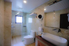 Phòng đôi hoặc 2 giường đơn Superior, ban công, quang cảnh núi | Phòng tắm | Buồng tắm vòi sen, đồ dùng nhà tắm miễn phí, máy sấy tóc 