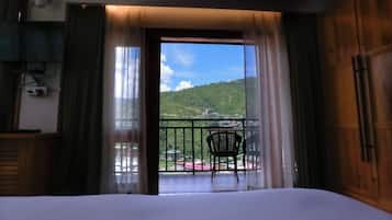 Quarto casal ou duplo superior, sacada, vista para a montanha | Cofres nos quartos, escrivaninha, quartos à prova de som