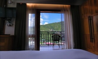 高级双人房或双床房, 阳台, 山景 | 客房内保险箱、办公桌、隔音、熨斗/熨板