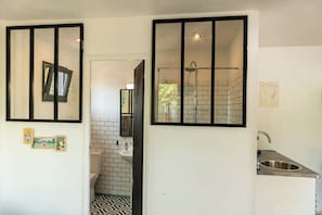 Douche, sèche-cheveux, serviettes fournies, papier toilette
