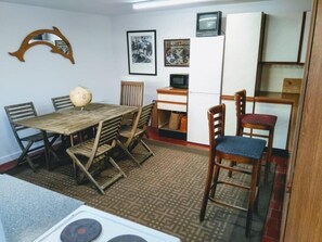 Dining - Dolphins Backpackers (Tintagel)