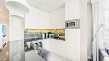 Apartament (22) | Einkaeldhús | Ísskápur, eldavélarhellur, rafmagnsketill, pottar/pönnur/diskar/hnífapör