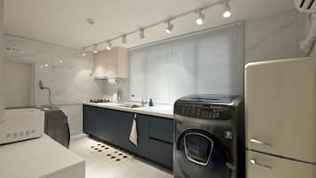 Frigorifero, microonde, macchina per tè/caffè, bollitore elettrico