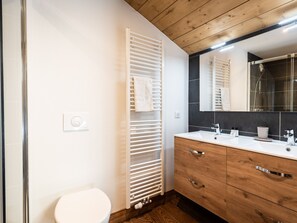 Bathroom - Beautiful 3-Bed Apt in Plagne Montalbert with Fireplace, WIFI, Parking & Terrace (La Plagne Montalbert)