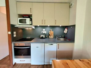 Fridge, microwave, oven, dishwasher - Cozy apartment with sunny balcony, near slopes, La Plagne (La Plagne)