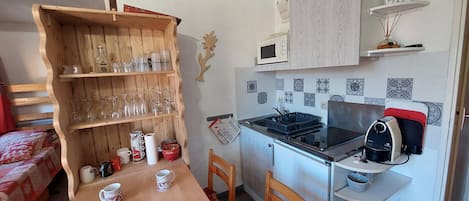 Réfrigérateur, micro-ondes, cafetière/bouilloire, grille-pain