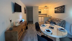 A compact living space with a dining area, kitchenette, and a sofa. - Ski-in/Ski-out studio, 3 ppl, Méribel center, balcony, TV, fiber (Méribel)