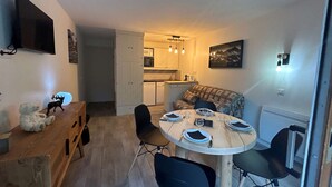 A compact living space with a dining area, kitchenette, and a cozy seating area. - Ski-in/Ski-out studio, 3 ppl, Méribel center, balcony, TV, fiber (Méribel)