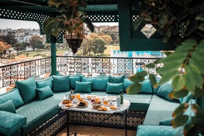 Outdoor dining - Charming riad with 8 luxury suites, AC, WiFi in the heart of Kasbah of Tanger. (tanger)