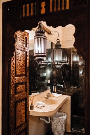 Hair dryer, towels, soap, shampoo - Charming riad with 8 luxury suites, AC, WiFi in the heart of Kasbah of Tanger. (tanger)