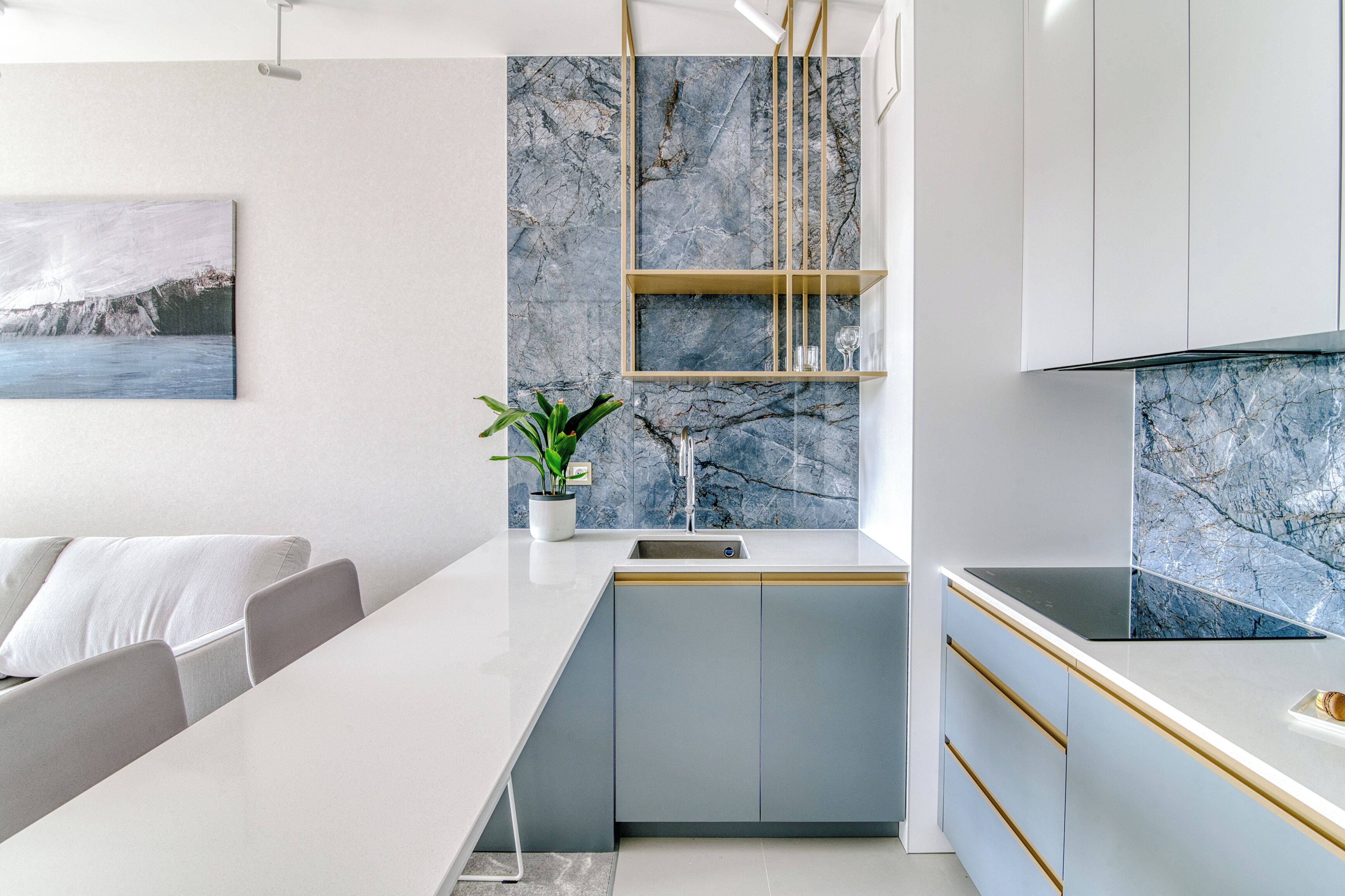 Una cocina moderna con salpicadero de mármol, una isla integrada y un diseño minimalista.