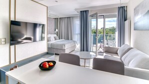 Une chambre d’hôtel moderne dotée d’un lit, d’un coin repas et d’un balcon avec vue.