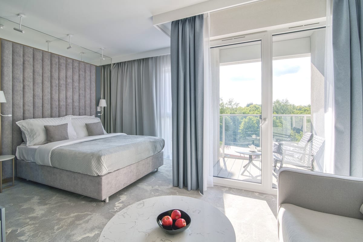Suite estudio junior, balcón, vista al patio | 1 habitación, caja de seguridad en la habitación y insonorización