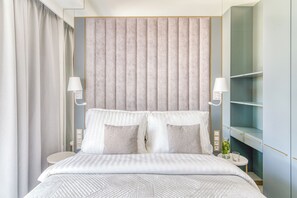 Suite – deluxe, balkong, bakgårdsutsikt | Safe på rommet, lydisolert, strykejern/-brett og wi-fi (inkludert)