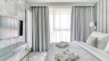 Deluxe Suite, Balcony, Courtyard View | In-room safe, soundproofing, iron/ironing board, free WiFi
