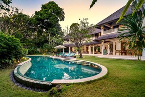 Villa - Villa Maimalu by Alfred in Bali - Heaven 4 BR Villa With Large Pool and Lush Garden (Kerobokan)
