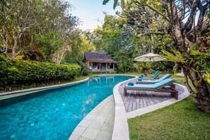 Villa - Villa Maimalu by Alfred in Bali - Heaven 4 BR Villa With Large Pool and Lush Garden (Kerobokan)