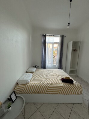 3 bedrooms, iron/ironing board, WiFi, bed sheets - Character apartment near Velodrome stadium, ideal for friends or family (Marseille)
