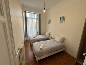 3 bedrooms, iron/ironing board, WiFi, bed sheets