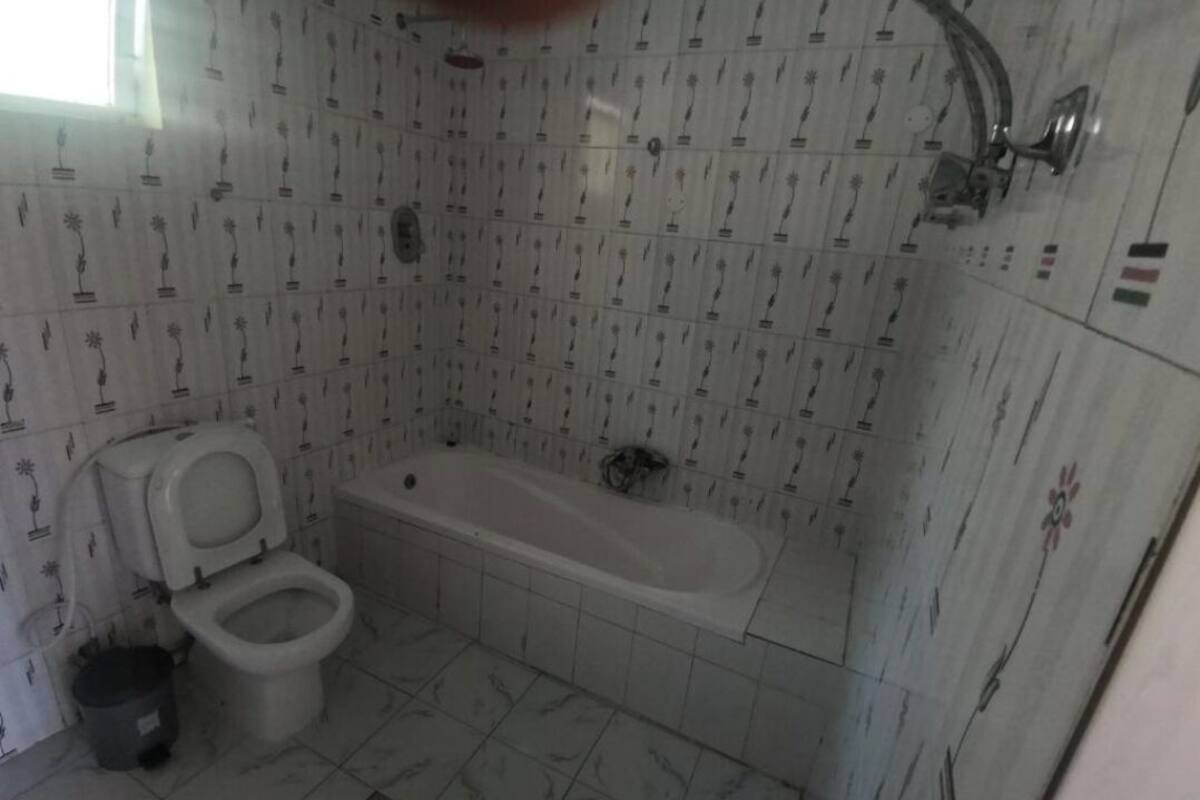 Pantuflas, toallas, jabón, shampoo