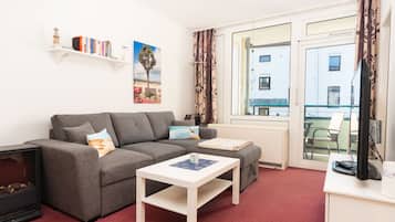 TV, DVD-spiller, bøker og stereoanlegg