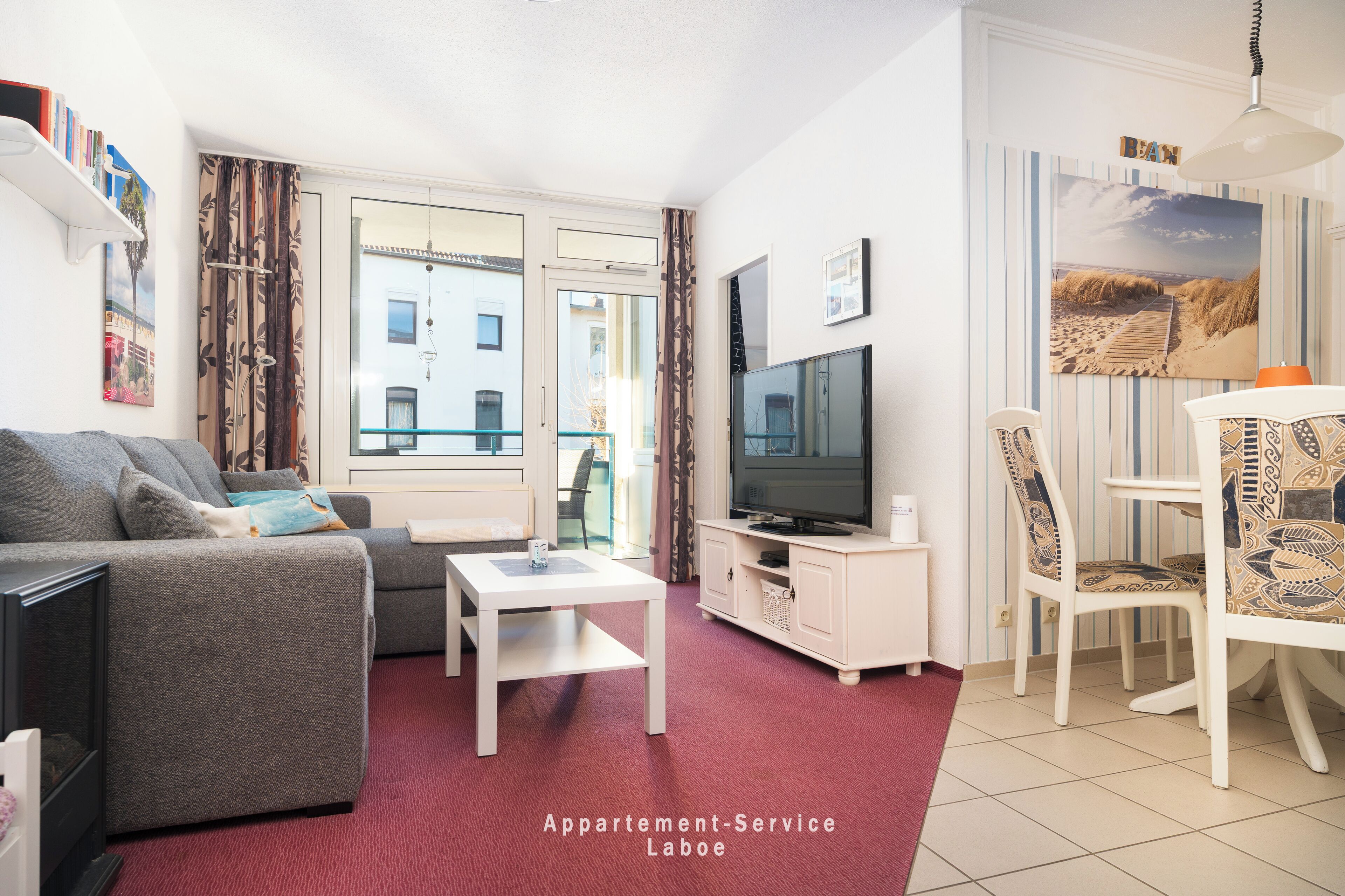 Fernseher, DVD-Player, Bücher, Stereoanlage