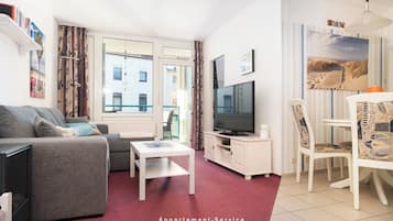 TV, DVD-spiller, bøker og stereoanlegg