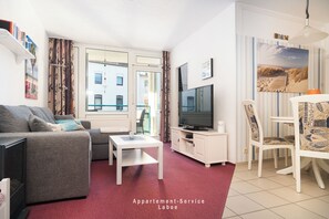 TV, DVD-spiller, bøker og stereoanlegg