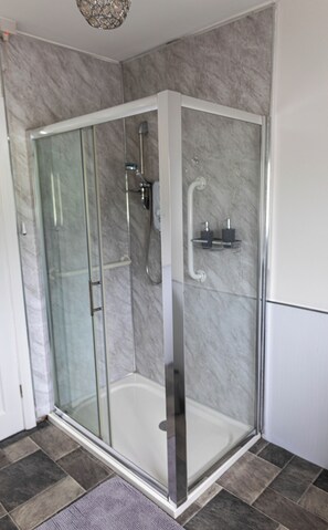 Douche, sèche-cheveux, serviettes fournies, savon