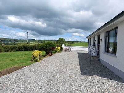 Family friendly cottage with countryside views and spacious garden 