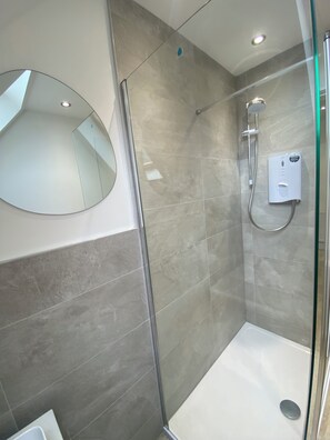 Apartemen | Kamar mandi | Shower, perlengkapan mandi gratis, pengering rambut, dan handuk