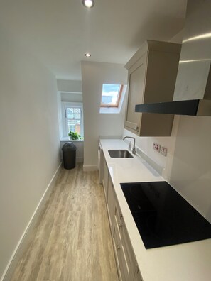 Appartement | Privékeuken | Een koelkast, een microgolfoven, een oven, een kookplaat