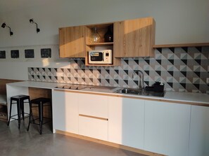 Kylskåp, mikrovågsugn, spishäll och kaffe- och tebryggare