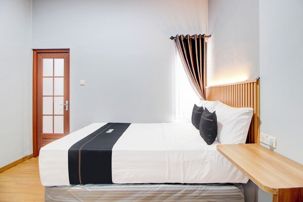 Deluxe Double Room | Soundproofing, free WiFi, bed sheets - Capital O 94314 Sunny Co Living (Banguntapan)