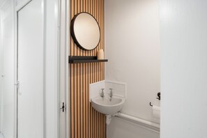 Serviettes fournies, savon, shampoing, papier toilette