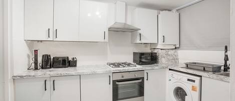 冷蔵庫、電子レンジ、オーブン、コンロ