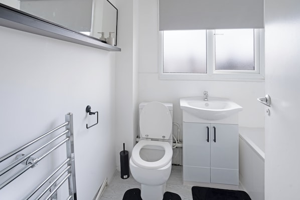 Serviettes fournies, savon, shampoing, papier toilette