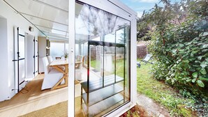 Una casa moderna con una porta a vetri che dà su un patio.