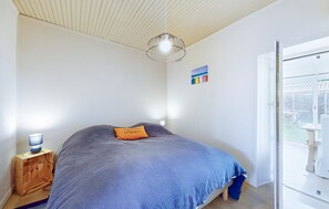 2 bedrooms, travel cot, free WiFi