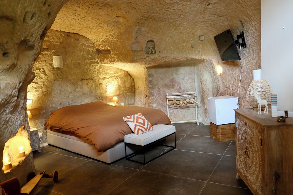 Bed and breakfast near Futuroscope La troglodyte Beaumont Vrbo