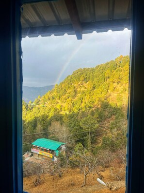 Espacio para trabajar con laptop, wifi gratis y ropa de cama