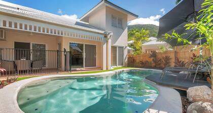 The Villas Palm Cove, 3 Bedroom Spacious Villa with Private Pool