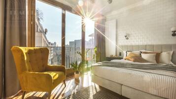 Suite estudio Deluxe, balcón, vista a la ciudad | Ropa de cama de alta calidad y tabla de planchar con plancha