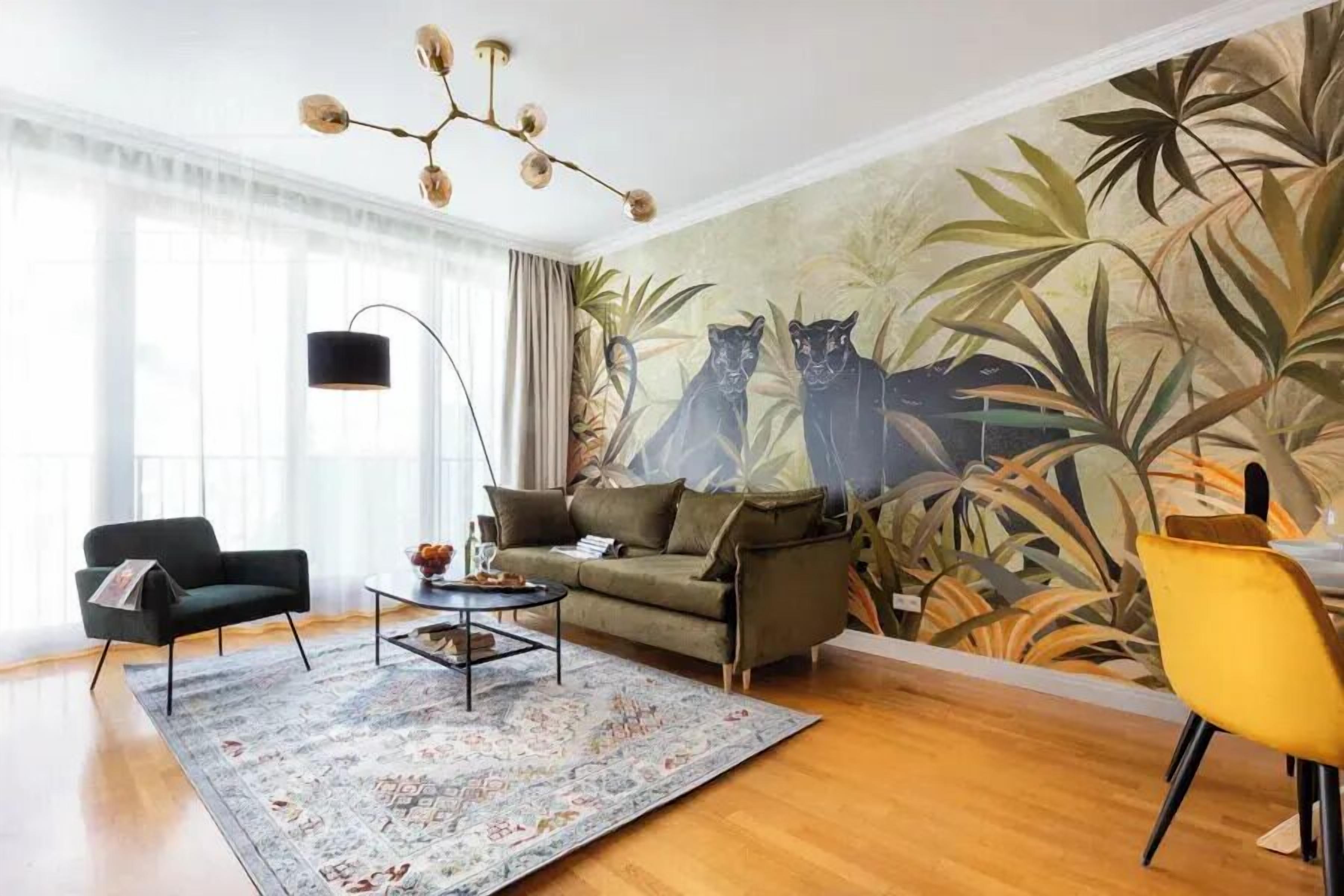 Departamento de diseñador, 1 habitación, balcón, vista a la ciudad | Área de sala de estar | Televisión 