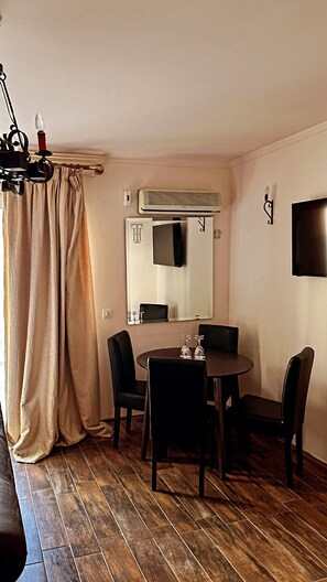 Executive Suite, Balcony, Pool View | Dining - Tselikas Hotel (Kozani)