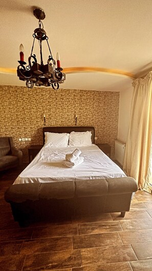 Suite – executive, balkong, bassengutsikt | Safe på rommet, skrivebord og skrivebord for bærbar PC