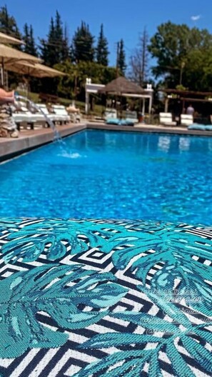 Seasonal outdoor pool, pool umbrellas, sun loungers - Tselikas Hotel (Kozani)