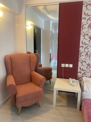 Family Quadruple Room, Balcony, Hill View | Interior - Tselikas Hotel (Kozani)